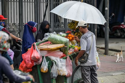 Un vendedor ambulante de frutas la semana pasada en Yakarta (Indonesia).