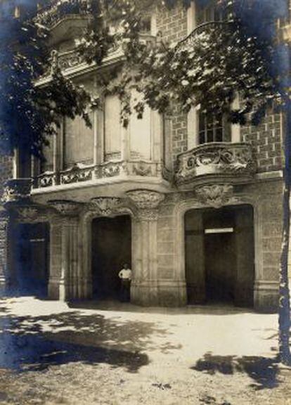 Fachada del taller de la calle de Mallorca en 1909.