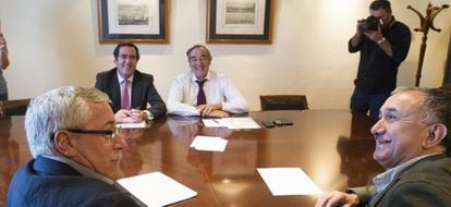En primer plano: Ignacio Fern&aacute;ndez Toxo (izquierda), secretario general de CC OO y Pepe &Aacute;lvarez, secretario general de UGT. Al fodo, Juan Rosell (derecha) presidente de CEOE y Antonio Garamendi, presidente de Cepyme.