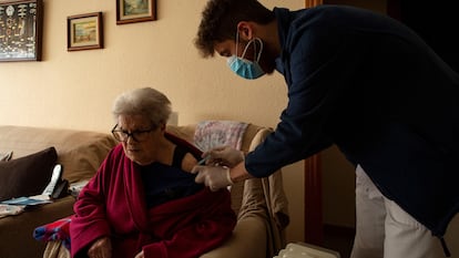 Enfermeros del CAP La Marina de Barcelona administran a domicilio la primera dosis de la vacuna a ciudadanos mayores de 80 años.