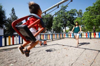 Una niña juega en uno de los 180 parques infantiles que el Ayuntamiento de Córdoba.