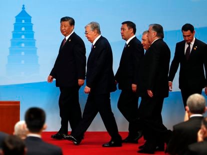 Desde la izquierda, los presidentes de China, Xi Jinping; de Kazajistán,Kasim-Yomart Tokáyev; de Kirguistán, Sadir Japarov; de Uzbekistán, Shavkat Mirziyoyev; de Tayikistan, Emomali Rahmon, y de Turkmenistán, Serdar Berdimukhamedov, en la cumbre entre China y Asia central, este viernes en la ciudad china de Xi'an.