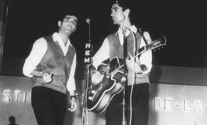 El Dúo Dinámico actuando en la cuarta edición del Festival de la Canción de Benidorm, en 1962.