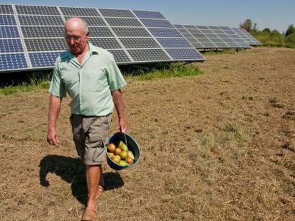 Un agricultor de Lleida junto a su huerto de paneles solares.