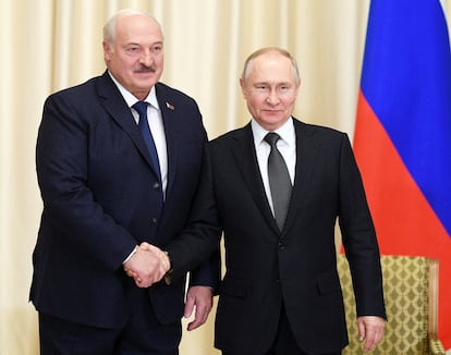 Vladimir Putin stringe la mano ad Alexander Lukashenko, presidente della Bielorussia, durante un incontro a Mosca a febbraio.