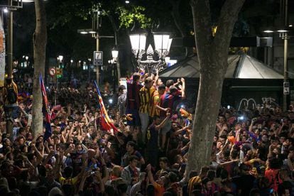 Aficionats del Barça celebren el títol a Canaletes.