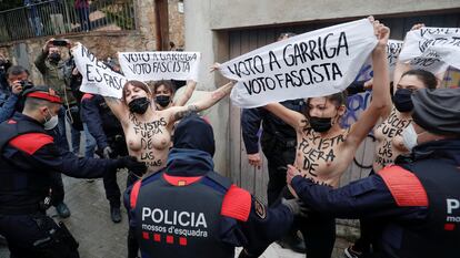 El colectivo Femen protesta ante la llegada del candidato de Vox, Ignacio Garriga, a su colegio electoral de Barcelona.