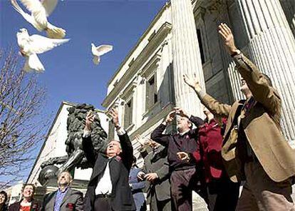 Diputados de IU sueltan palomas en el Congreso en un acto por la paz.