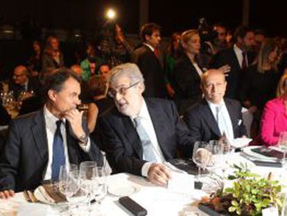 Artur Mas (izquierda), charla con el presidente del Grupo Planeta, Jos&eacute; Manuel Lara, en la Edici&oacute;n Premio Planeta 2012.