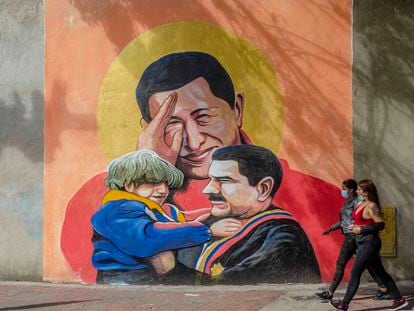 Mural que celebra a Hugo Chávez y Nicolás Maduro en Caracas (Venezuela), fotografiado el 14 de abril.