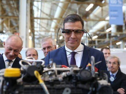 Pedro Sánchez usa unas gafas de asistencia remota durante su visita este lunes a la factoría de Renault en Valladolid.