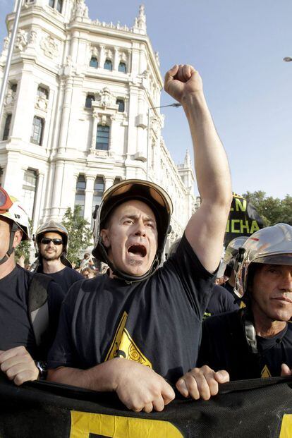Funcionarios, miembros de los sindicatos y de distintas plataformas sociales, profesores, personal sanitario y ciudadanos en general han participado en la protesta de Madrid. En la imagen, bomberos en la Puerta del Sol