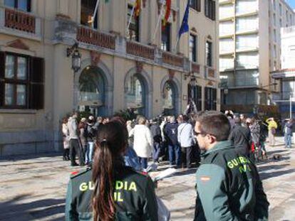 Dos agentes de la Guardia Civil, ayer ante el Ayuntamiento de Lloret de Mar.