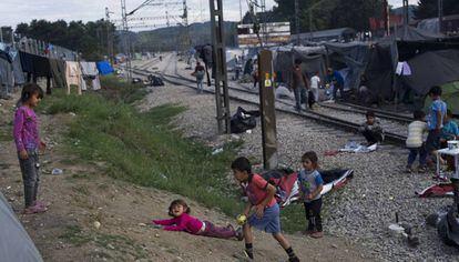 Un grupo de ni&ntilde;os refugiados juega el pasado domingo en Idomeni (Grecia).