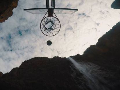La pelota se acerca a la canasta en las cataratas Maletsunyane, en Lesoto, África.