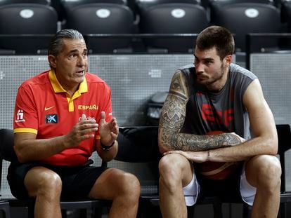 Juancho Hernangómez y Sergio Scariolo durante un entrenamiento de la selección española.