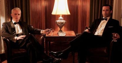 Los actores John Slattery (que interpreta a Roger Sterling) y Jon Hamm (Don Draper) en una escena de ‘Mad men’.