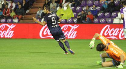 Santa Cruz celebra el primer gol del Málaga mientras Mariño se lamenta.