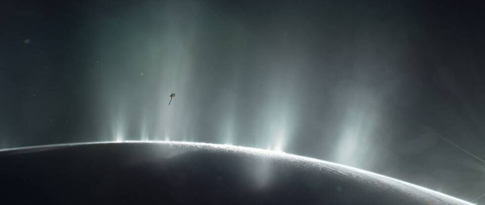 Representación artística de la sonda Cassini acercándose a los géiseres de Encélado.