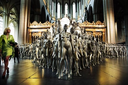 Antigua iglesia protestante del siglo XV, la Nieuwe Kerk de Ámsterdam es ahora un museo. Situado en el centro de la ciudad, en la plaza de Dam junto al Palacio Real, acoge importantes exposiciones internacionales que visitan unas 220.000 personas al año. Ha sufrido varias remodelaciones a lo largo de su historia (por ello se pueden encontrar elementos de los siglos XVII, XVIII, XIX y XX), y tras el elevado coste de rehabilitación de la década de 1970, la iglesia holandesa se planteó cerrarla. Con el objetivo de salvarla, en 1979 se decidió transferir su propiedad a una organización cultural nacional creada a propósito, la National Stichting de Niewe Kerk, que añadió a la iglesia las funciones de ser un espacio para exhibiciones y eventos culturales. Aquí están enterrados héroes navales holandeses, como el almirante Michiel de Ruyter, y también el poeta y dramaturgo Joost van den Vondel (además hay unas 10.000 lápidas). También es la iglesia real desde hace 200 años, empezó con la coronación de Guillermo I de los Países Bajos en 1814 y, más recientemente, fue el lugar del enlace del entonces príncipe heredero con Máxima Zorreguieta en 2002. Y en abril de 2013 sería el escenario de la coronación de Guillermo Alejandro como rey de los Países Bajos.