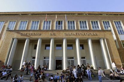 Estudiantes en las escaleras de la Facultad de Odontología de la Universidad Complutense de Madrid. Esta carrera es una de las más caras. La primera matrícula le cuesta a cada alumno 27,47 euros por crédito; 50,53 la segunda y 94,75 la tercera.