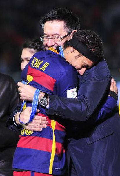 Neymar i Bartomeu s'abracen en la Intercontinantal, el 2015.