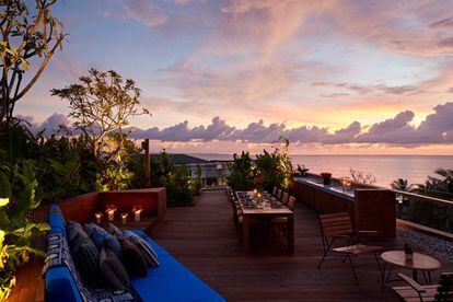 En una isla que venera el arte y la serenidad como Bali, no sorprende hallar algunos de los mejores hoteles y resorts del mundo. Desde retiros maravillosos como Katamama (en la foto; www.katamama.com), en la bella playa de Kerobokan, al sur de Bali, hasta 'resorts' en acantilados sobre la arena blanca que jalona la península de Bukit, estos alojamientos están repletos de encanto por fuera y de lujo por dentro. Existen centros hoteleros de prestigiosos arquitectos en los valles fluviales de Ubud y en puntos remotos e idílicos de toda la isla. Por ejemplo, el Viceroy Bali, en Ubud, o el Bulgari Resort en Uluwatu.