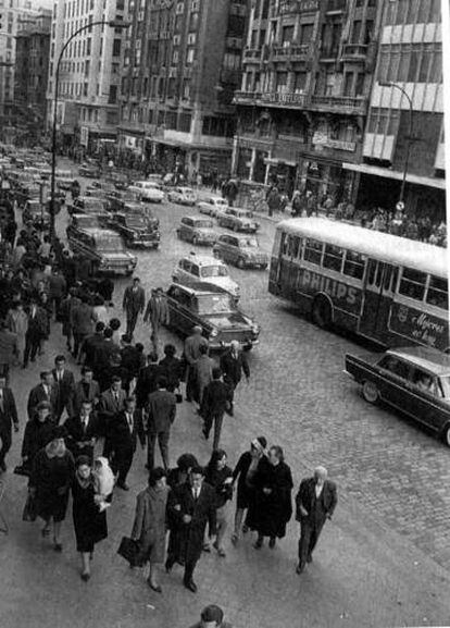 La Gran Vía de Madrid a principios de los años sesenta.