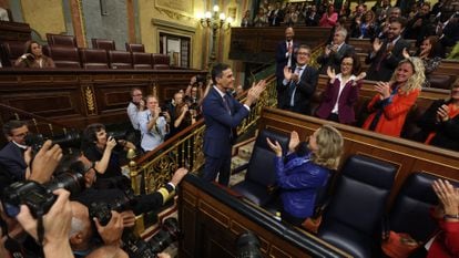 Pedro Sánchez aplaude, junto a la bancada socialista, el resultado de la votación de su investidura.