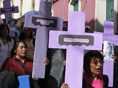 Mujeres activistas marchan en La Paz (Bolivia).
