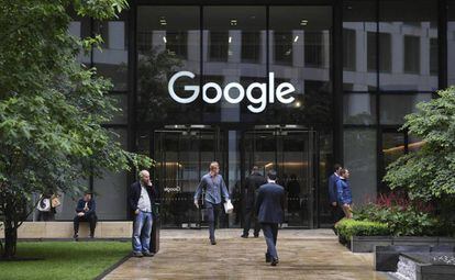 Varias personas pasan por delante de la oficina de Google en Londres.