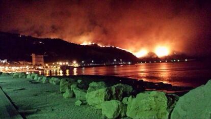 Imagen cedida por Berta Lucas de las llamas, en las inmediaciones del puerto de Xàbia, el jueves por la noche.