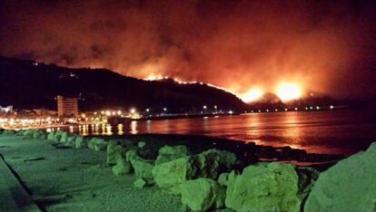 Imagen cedida por Berta Lucas de las llamas, en las inmediaciones del puerto de X&agrave;bia, el jueves por la noche. 