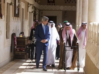 Kerry pasea junto al ministro de Exteriores saud&iacute;, el pr&iacute;ncipe Saud al Faisal, este jueves en Arabia Saud&iacute;. 