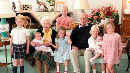 La reina Isabel II y el duque de Edimburgo con varios de sus bisnietos. Detrás, Savannah Phillips; delante, de izquierda a derecha, Jorge, Luis y Carlota de Cambridge, Isla Phillips con Lena Tindall en brazos y Mia Tindall.