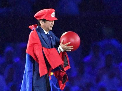 Shinzo Abe disfrazado de Super Mario en la clausura de los Juegos de R&iacute;o, el domingo.