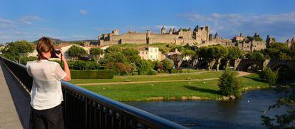 "Una turista fotografía la ciudad medieval de Carcassone (Francia), declarada Patrimonio de la Humanidad por la Unesco".