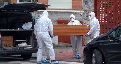 Traslado de cadáveres de una residencia geriátrica de Torrelodones (Madrid), en abril de 2020.