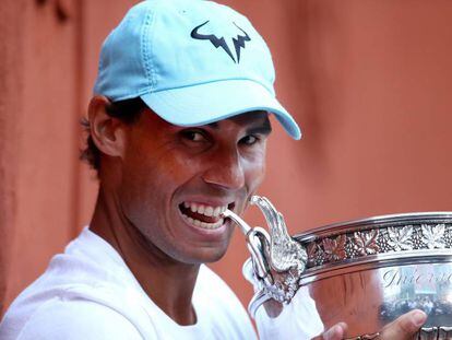 Nadal posa con la Copa de Mosqueteros de Roland Garros, el pasado domingo en París. En vídeo, declaraciones de Rafael Nadal tras la final de Roland Garros.