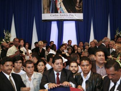 Seguidores del expresidente, durante su funeral.