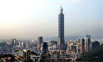 Recién inaugurado, el rascacielos Taipei 101 ostenta, con sus 508 metros, el récord mundial de altura.Diseñada por David Childs y Daniel Libeskind, la Torre de la Libertad levantará sus 610 metros de altura en la Zona Cero de Manhattan.