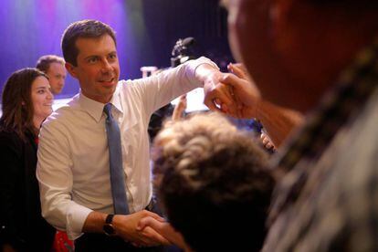 Pete Buttigieg saluda a sus seguidores en un mitin en Portland.