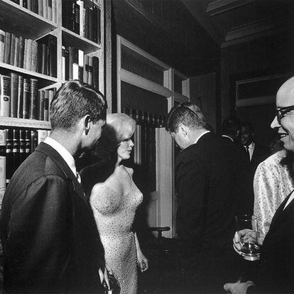 Marilyn Monroe habla con John F. Kennedy horas después del famoso <i>Happy Birthday Mr. President, </i><b>en mayo de 1962.</b>
El cantante de U2, Bono.