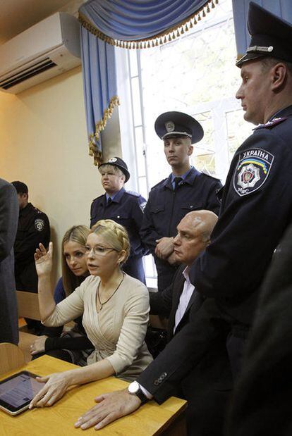Yulia Timoshenko interviene durante la lectura de la sentencia, ayer en Kiev.