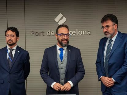 Lluís Salvadó (ERC), a la derecha, posa tras la rueda de prensa que ha ofrecido este lunes el conseller de Territori, Juli Fernández. Damià Calvet, derecha, presidente saliente.