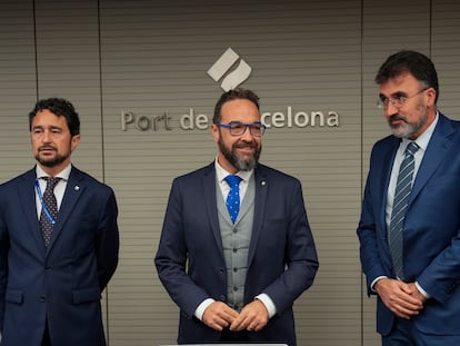 Lluís Salvadó (ERC), a la derecha, posa tras la rueda de prensa que ha ofrecido este lunes el conseller de Territori, Juli Fernández. Damià Calvet, derecha, presidente saliente.