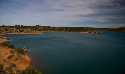 Un grupo de jóvenes se bañaba en el embalse de Peñarroya, a 15 kilómetros de Tomelloso, el pasado martes. 