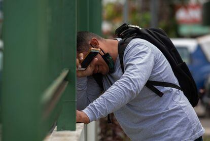 Un hombre llora en las afueras del hospital 28 de Agosto, en Manaos, en pleno segundo colapso de la ciudad durante la pandemia.