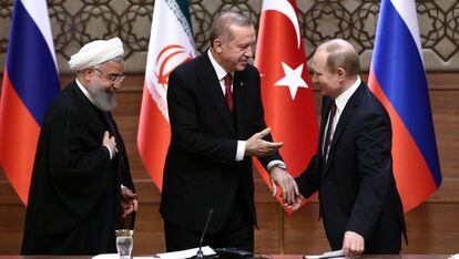 Desde la izquierda, los presidentes de Irán, Rohani; de Turquía, Erdogan, y de Rusia, Putin, en abril en Ankara.