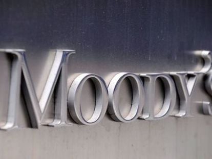 Logo de Moody&#039;s en su sede corporativa, en Nueva York.